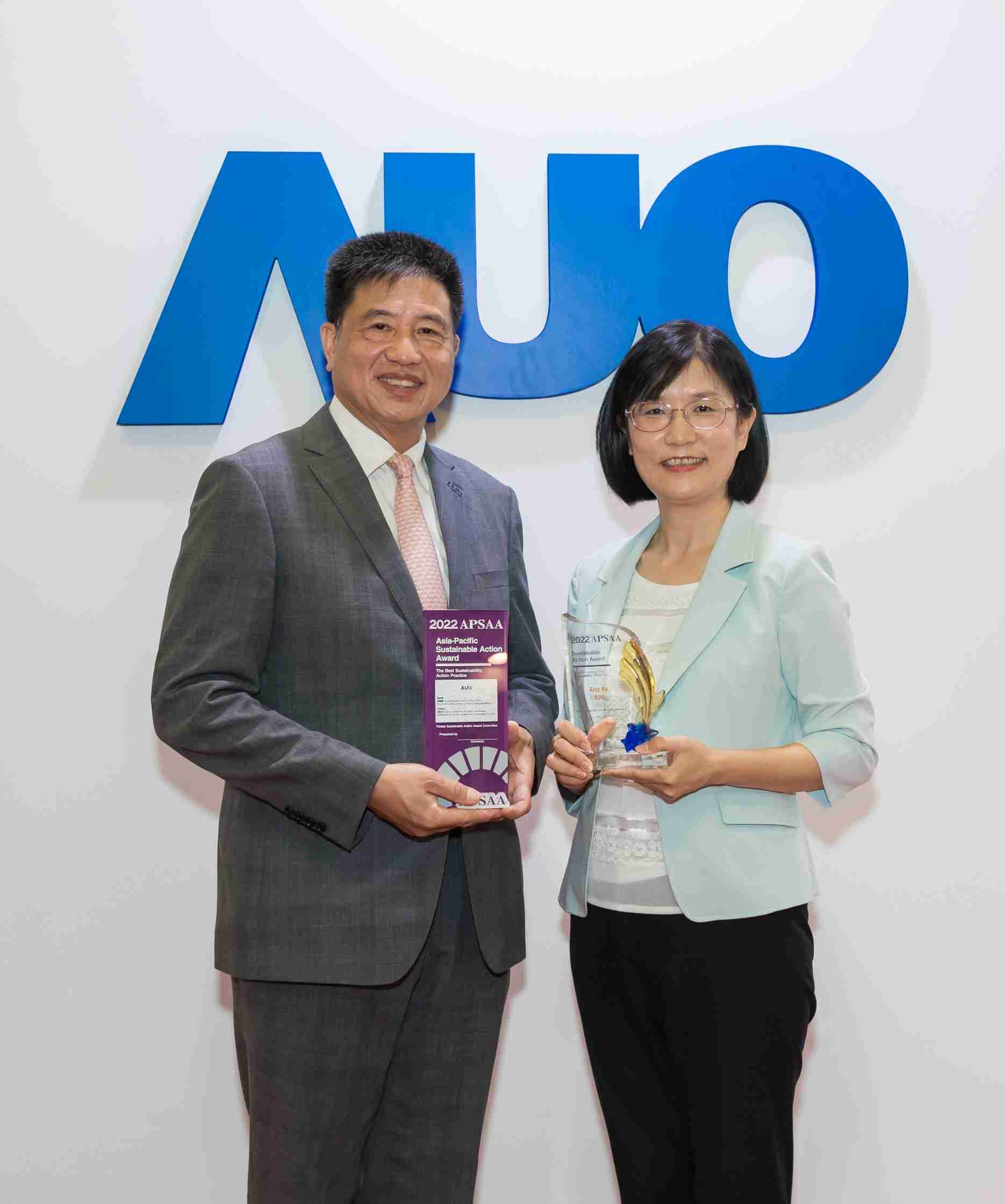 尊龙z6长期垫筑永续远景的基石，，，，透过ESG暨气候委员会逐步实践永续策略蓝图。。。。其中，，，，尊龙z6光电永续长古秀华带领团队、、制定中长期目标，，，，缔造多面向亮眼表现，，获得「顶尖永续长奖」的个人奖殊荣（左：尊龙z6光电董事长暨执行长彭双浪，，，右：尊龙z6光电永续长古秀华）