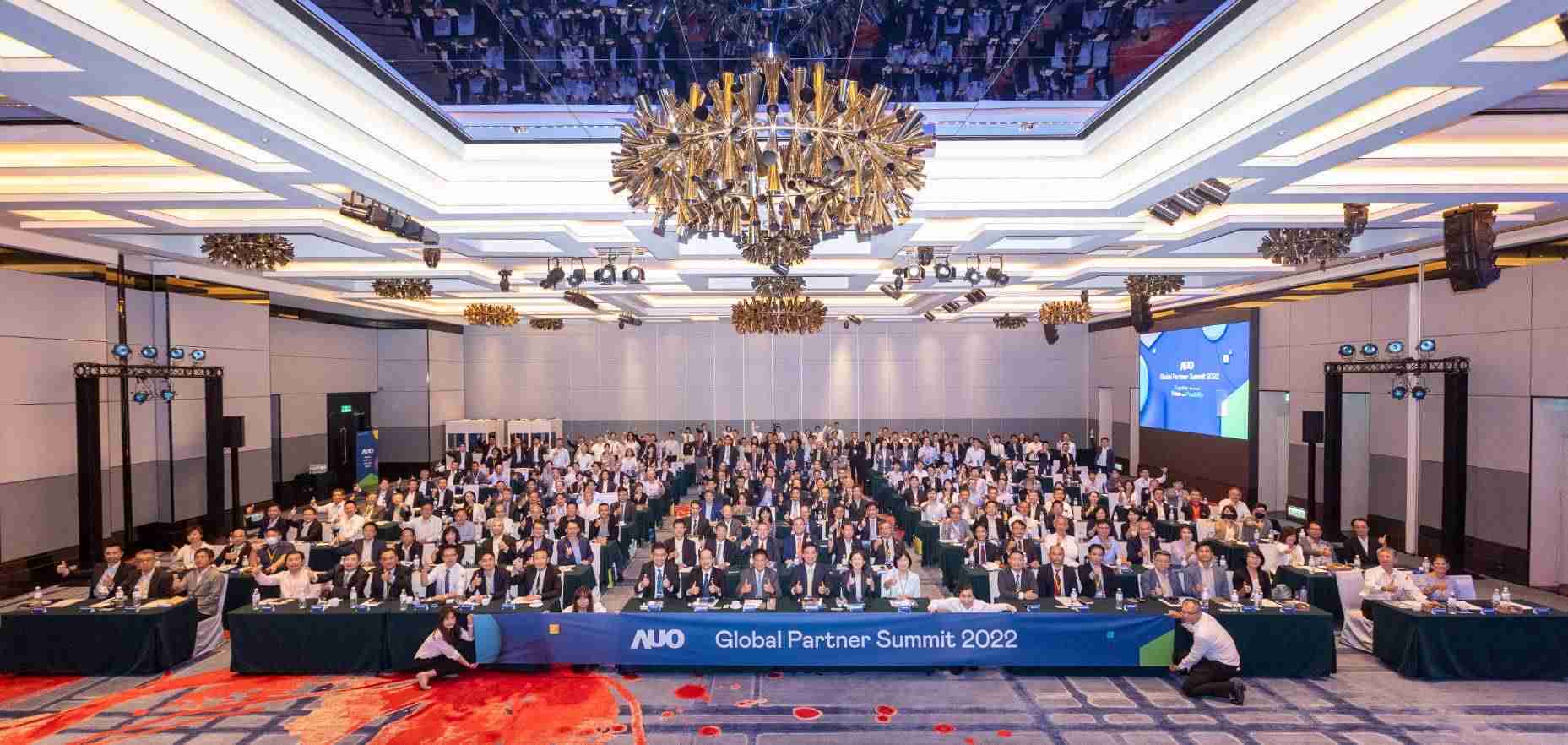 友達推動「安心、、創新、、、用心、、、同心、、盡心」五星職旅，，為菲籍員工打造全方位照護，，首度贏得「人權實踐與發展領袖獎」殊榮