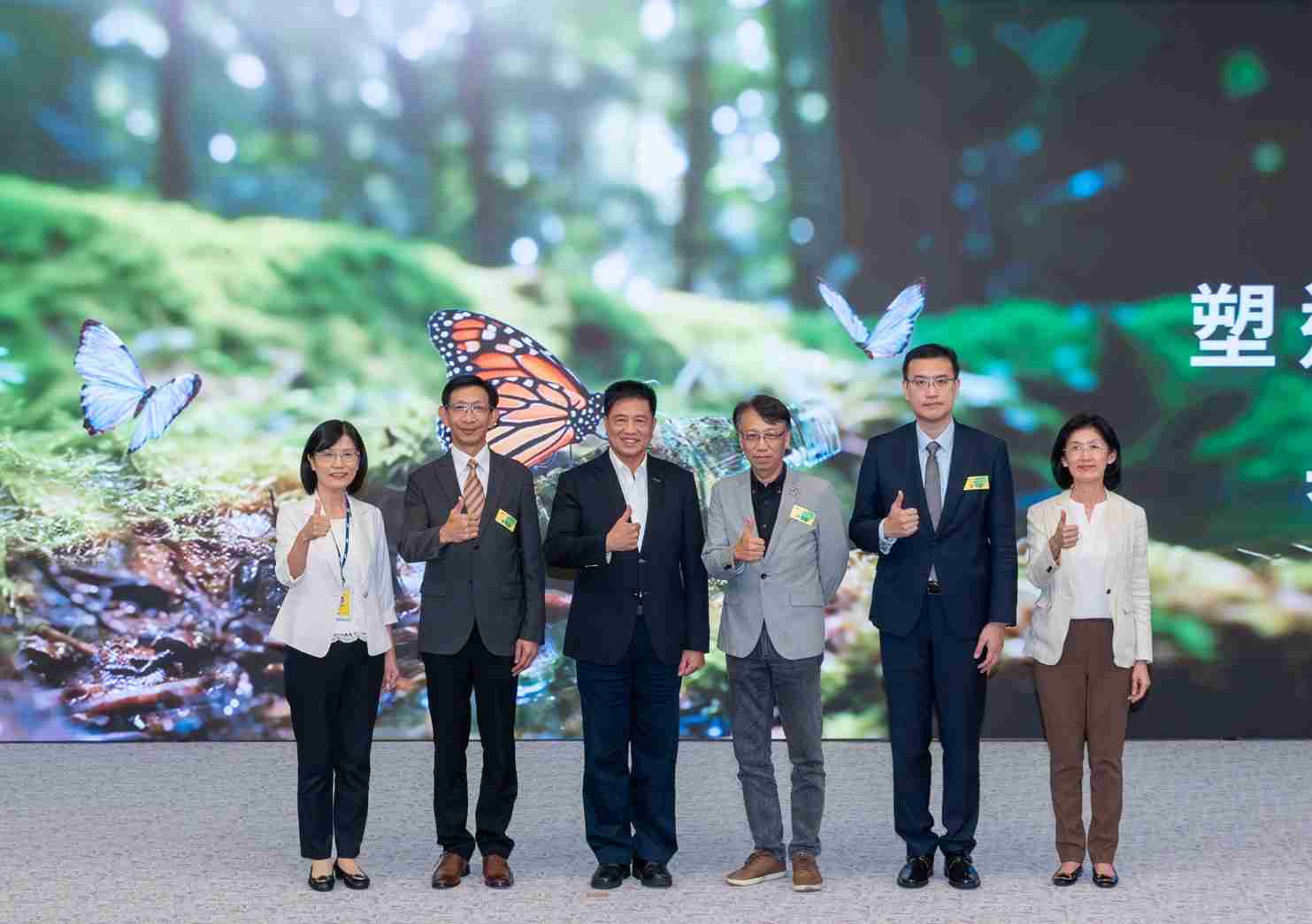 友達2023 CSR共榮大會，，，，邀請領域專家分享交流生物多樣性管理趨勢、、、、無塑產品、、、、海廢永續塑料等議題  （圖左到右：友達光電永續長古秀華、、3M台灣技術長陳君杰、、友達光電董事長暨集團策略長彭双浪、、、光寶科技企業永續發展處處長陳慶暉、、、、安永聯合會計師事務所執業會計師曾于哲、、友達光電供應鏈總部副總經理吳宜芳）