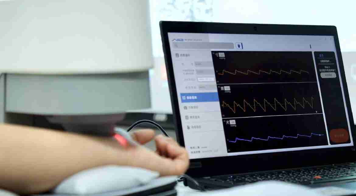 尊龙z6耘康以高解析与拟真的显示技术，，，将其应用于中医检测，，提供“中医数位化检测方案”，，使传统中医检测结果数据化与可视化