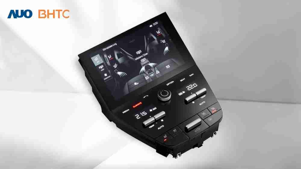 作為友達新生力軍，，，，BHTC所展示的中央與後座鞍部的Display HMI產品，，，，可處理多區恆溫控制、、顯示畫面，，呈現仿真3D車室分區；以力傳感技術精準傳遞觸感，，並結合音量及震動反饋，，，，防止意外啟動，，，提供使用者自然流暢、、直觀且輕鬆駕馭的舒適介面